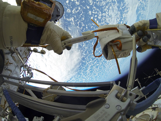 Illustration for article titled Asà despliega un astronauta un nanosatélite en el espacio
